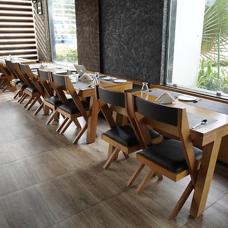 Kent Baywatch Suites Kochi Esterno foto
